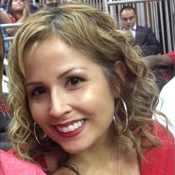 Profile Picture of Maria Below (@mariabelow) on Poshmark
