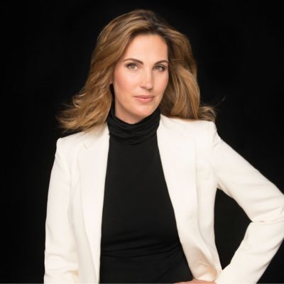 Profile Picture of Laurie Dove (@LaurieDovey) on Twitter