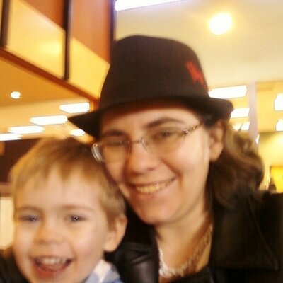 Profile Picture of Amanda Plogger (@lilgreywaya) on Twitter