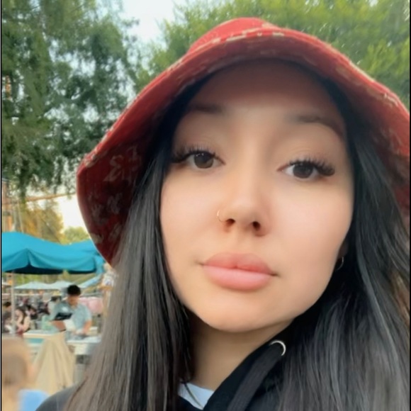 Profile Picture of Lani Gonzalez (@lanigonzalez_) on Poshmark