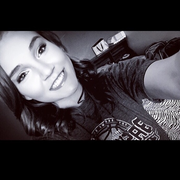 Profile Picture of Brandi Trenhaile (@brandi_tren) on Poshmark