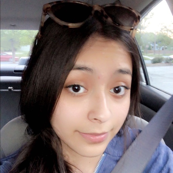 Profile Picture of Janinne Bernal (@janinne_bernal) on Poshmark