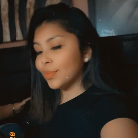 Profile Picture of Itzel Herrera (@itzel213) on Poshmark