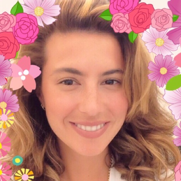 Profile Picture of Zoe Wirth (@zwirth) on Poshmark