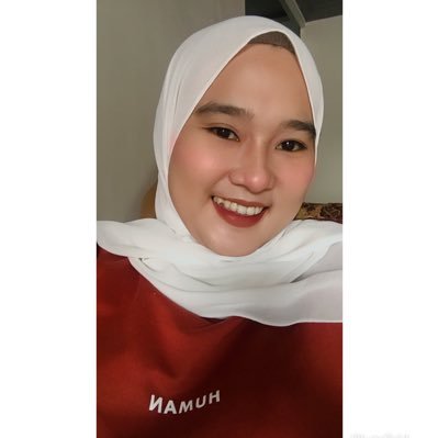 Profile Picture of Deira (@dheevi) on Twitter