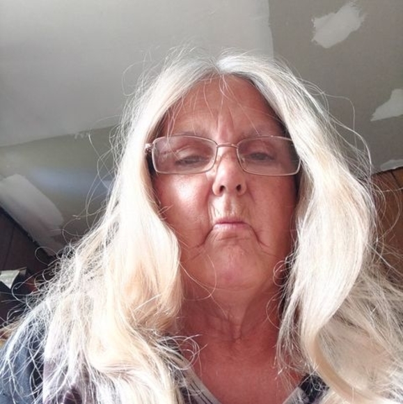 Profile Picture of Ellen Bates (@albemb5yrs) on Poshmark