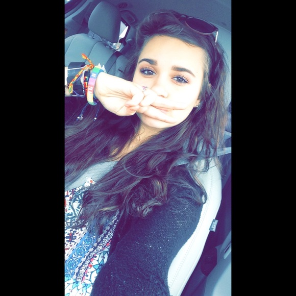 Profile Picture of Hannah Lewczynski (@hannahlewlou) on Poshmark
