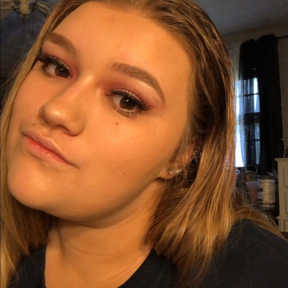 Profile Picture of Karlie Sundeen (@karlsundeen) on Poshmark