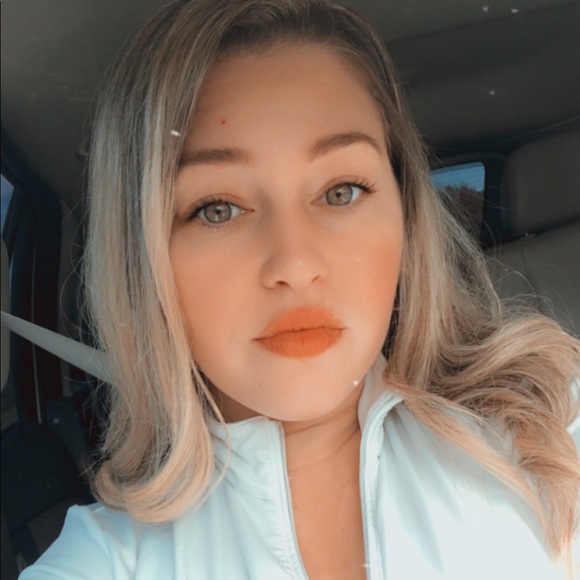 Profile Picture of Tiffany Lormand (@tiffanylormand) on Poshmark