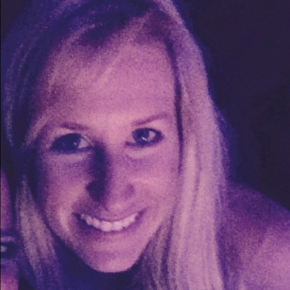 Profile Picture of Noelle Stecher (@nstecher) on Poshmark