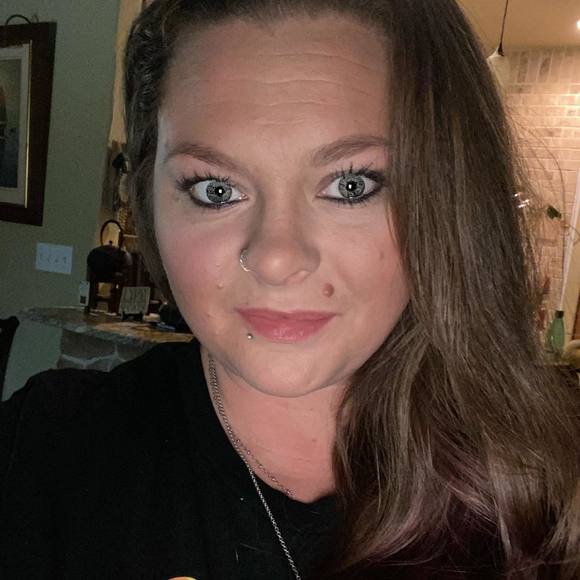 Profile Picture of Ashley Potts (@ashpotts86) on Poshmark