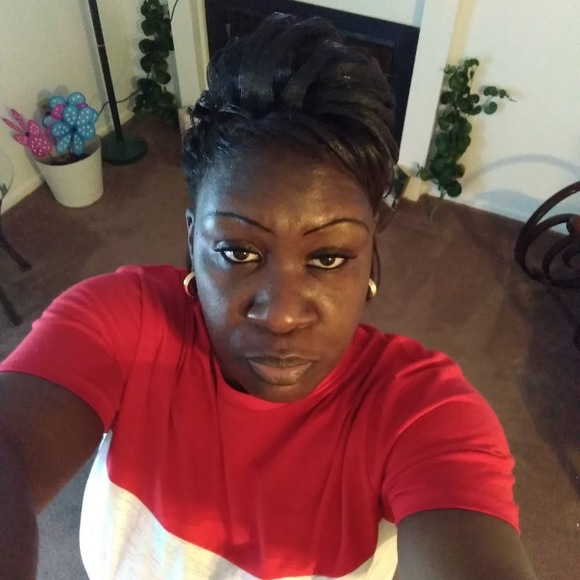 Profile Picture of Comer Brockington (@chellsixx) on Poshmark