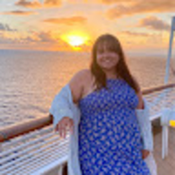 Profile Picture of Olivia Stieler (@oliviastieler) on Poshmark