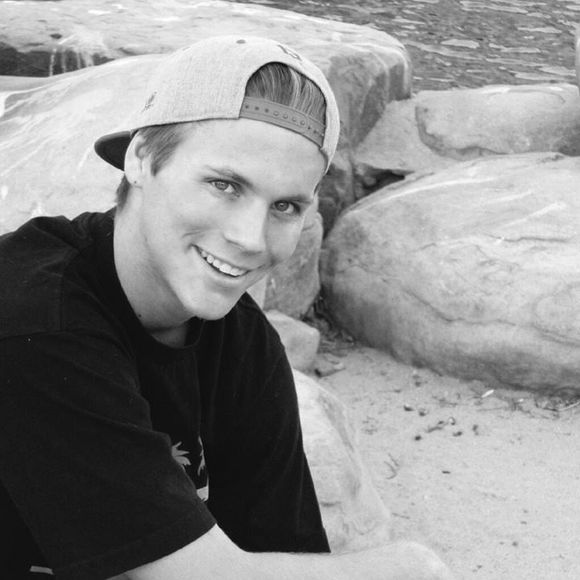 Profile Picture of Zach Reeves (@z_reeves) on Poshmark