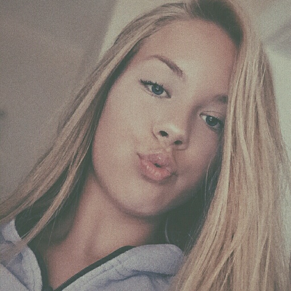 Profile Picture of Destiny Dischert (@destinydischert) on Poshmark