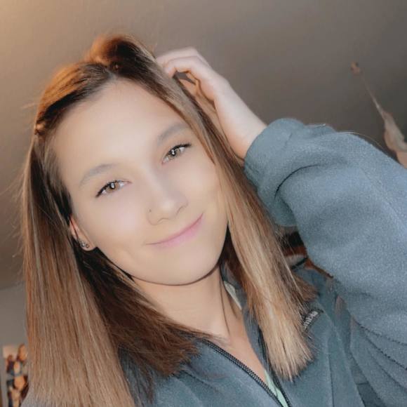 Profile Picture of Serena Gessert (@serenagessert) on Poshmark