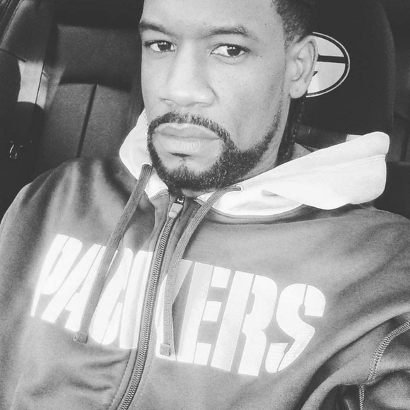 Profile Picture of Tony Gray (@dahartbeat860) on Poshmark