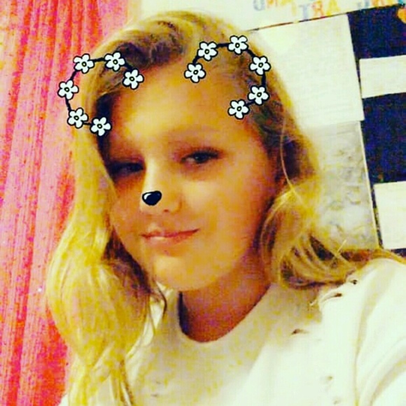 Profile Picture of Samantha Schaaf (@whitecrayan) on Poshmark