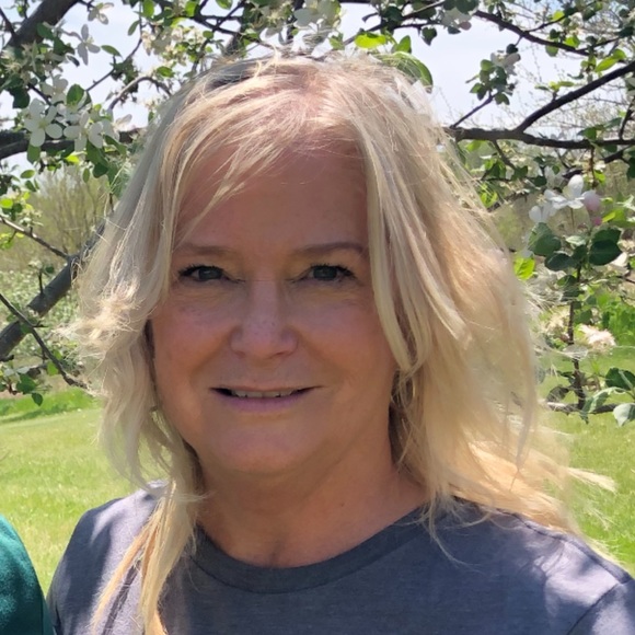 Profile Picture of Debra Lichty (@iowafarmgirl21) on Poshmark