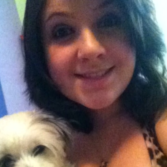 Profile Picture of Vicki Brailer (@xoxo_vicki_99) on Poshmark