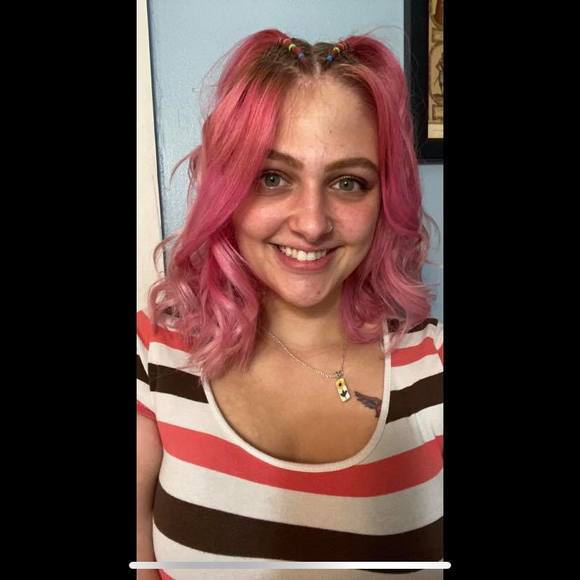 Profile Picture of Taylor Kulback (@taylor_k) on Poshmark