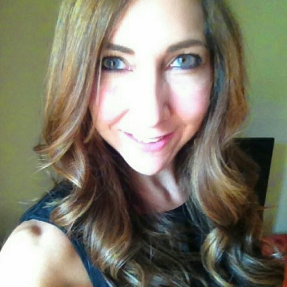 Profile Picture of Denise Schneider (@deniselyn0921) on Poshmark