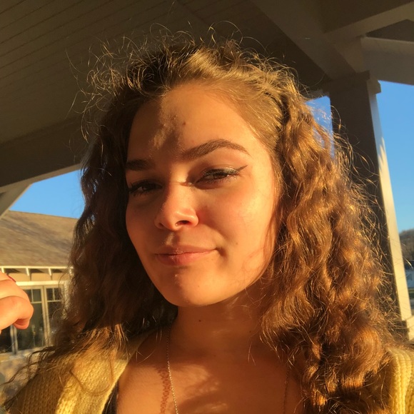Profile Picture of Amelia Catanzaro (@catanzahulu) on Poshmark