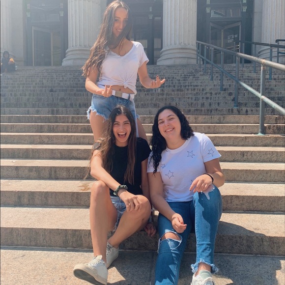 Profile Picture of Sydney Merves (@sydmerv123) on Poshmark