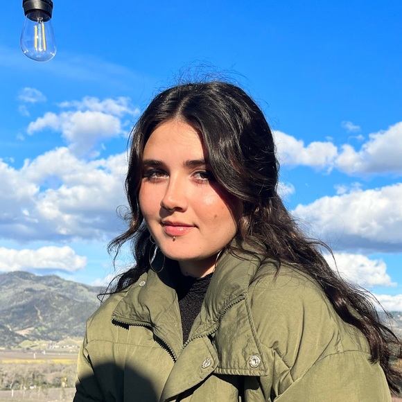 Profile Picture of Alexa Fernandez (@alexafernandez) on Poshmark