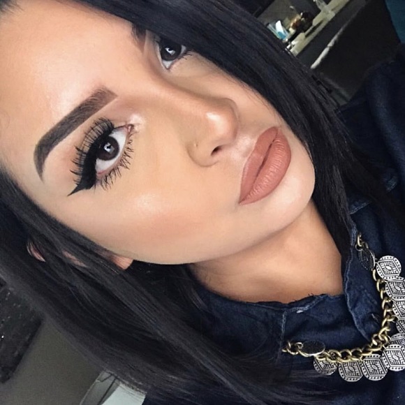 Profile Picture of Alejandra Alvarado (@alejandraalv570) on Poshmark