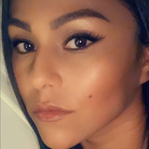 Profile Picture of Mage Mendoza (@mage1985) on Poshmark