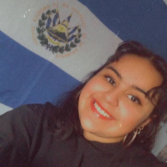 Profile Picture of Jennefer Flores (@peoplepencil) on Poshmark