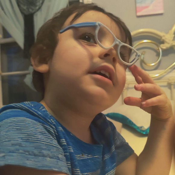 Profile Picture of Lorena Salinas (@lorenasalina690) on Poshmark