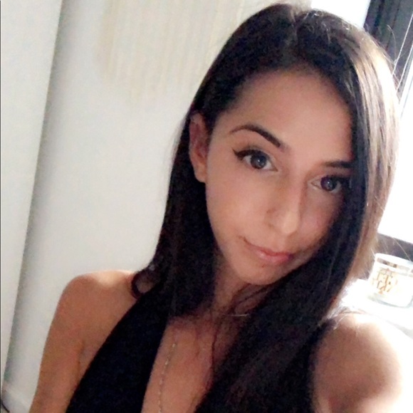 Profile Picture of Stephanie Ottomanelli (@stephhotto) on Poshmark