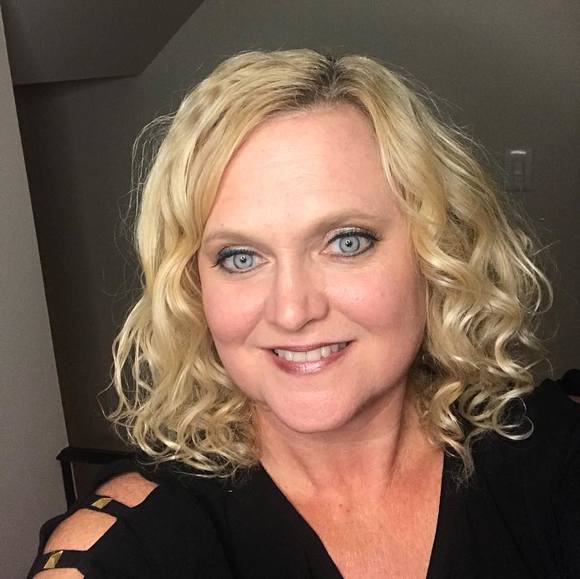 Profile Picture of Amy Hernicz (@amyhernicz) on Poshmark