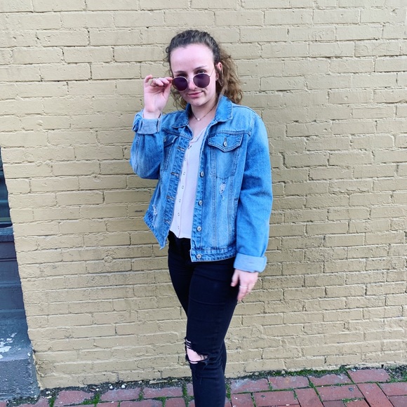 Profile Picture of Amanda Featherston (@featheramanda3) on Poshmark