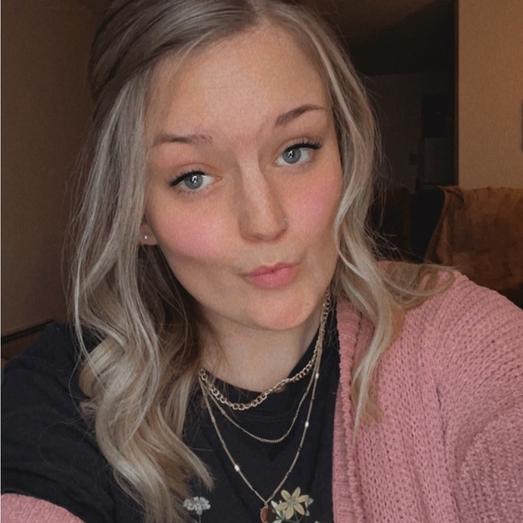 Profile Picture of Josie Formanek (@josieformanek) on Poshmark