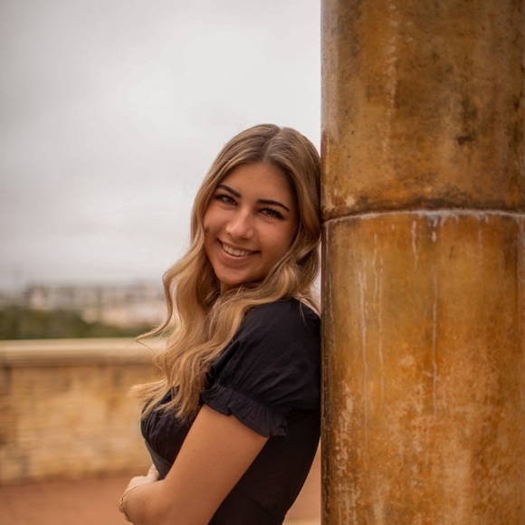 Profile Picture of Anna Bendele (@anna_bendele) on Poshmark