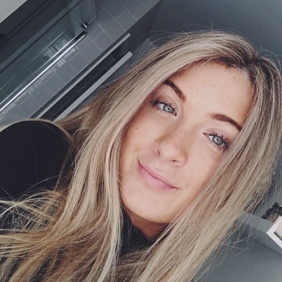 Profile Picture of Krista Schneider (@kkshoops) on Poshmark