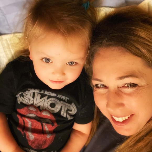 Profile Picture of Amy Schneider (@amyschneider879) on Poshmark