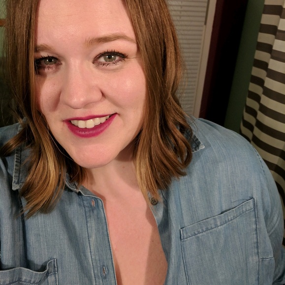 Profile Picture of Bethany Bormann (@bethanybormann) on Poshmark