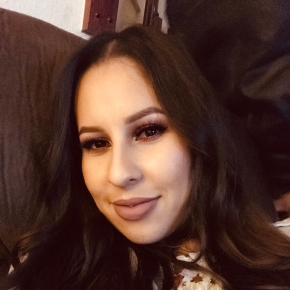 Profile Picture of Isa Perez (@isaurapz) on Poshmark