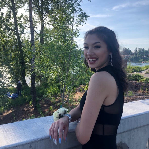 Profile Picture of Chloe Hays (@chloex18) on Poshmark