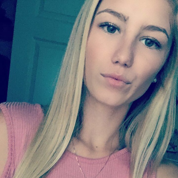 Profile Picture of Haley Ponder (@h_l_p) on Poshmark