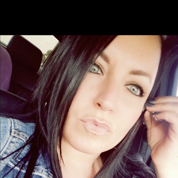 Profile Picture of Jenna Winslow (@fashionsbyjenna) on Poshmark