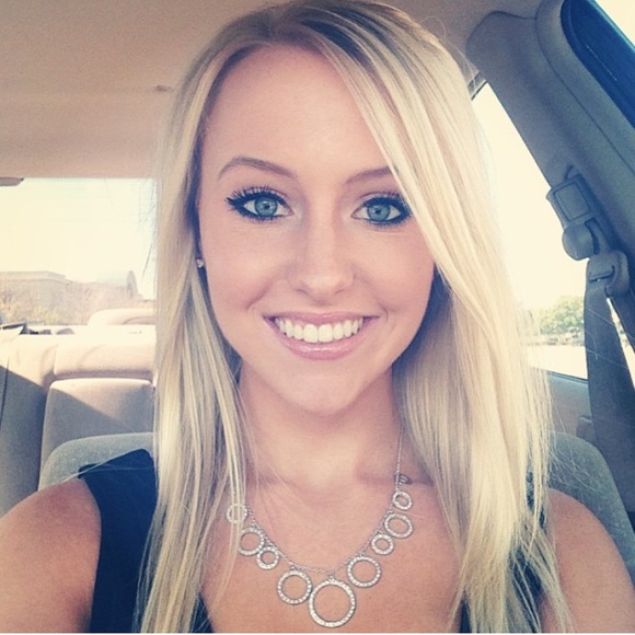 Profile Picture of Samantha Helfers (@samanthaemily3) on Poshmark