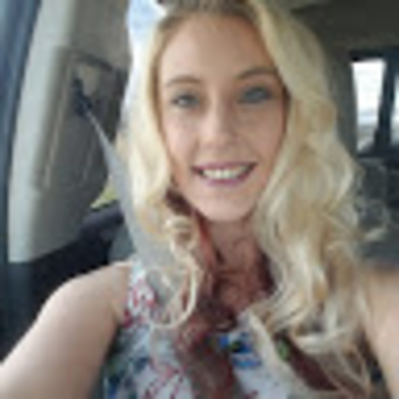 Profile Picture of Brooke Benson (@brookeebenson85) on Poshmark