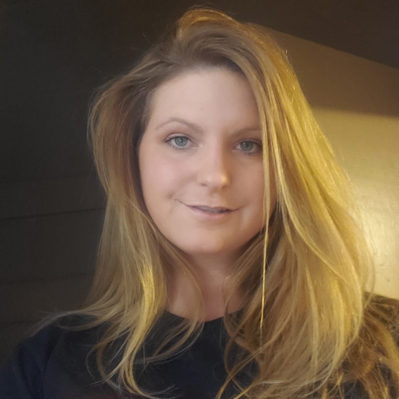 Profile Picture of Juli Binckley (@julibinckley) on Poshmark