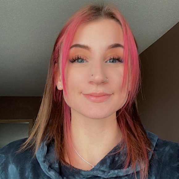 Profile Picture of Ella Clague (@elclague) on Poshmark