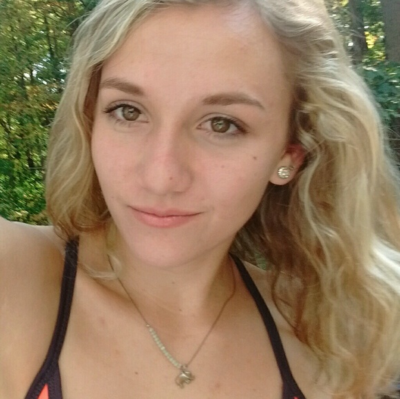 Profile Picture of Emma Hanski (@emmahanski) on Poshmark